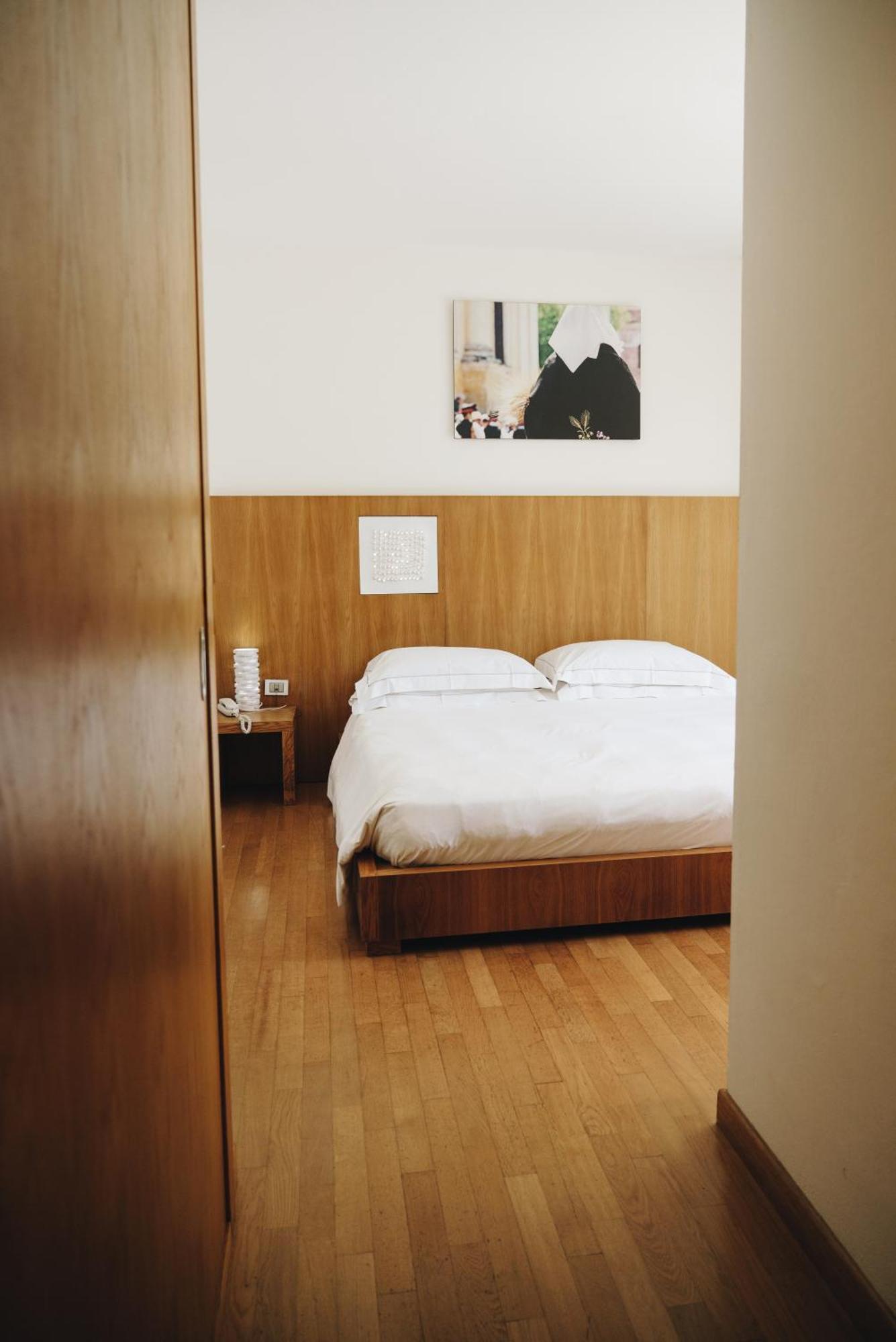 Classic Double Room,779647395:JPEG